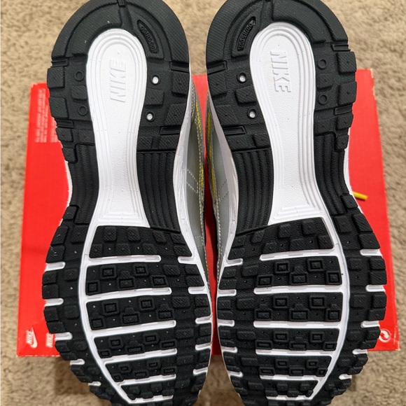 Nike Kids Silver and Yellow Sneakers size4Y or 5.5 women - Picture 3 of 3